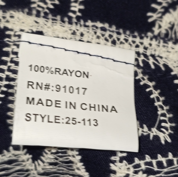 Solitaire Elegant Blue and White Embroidered Leaf Pattern Top Plus Size 2X New - Picture 5 of 6